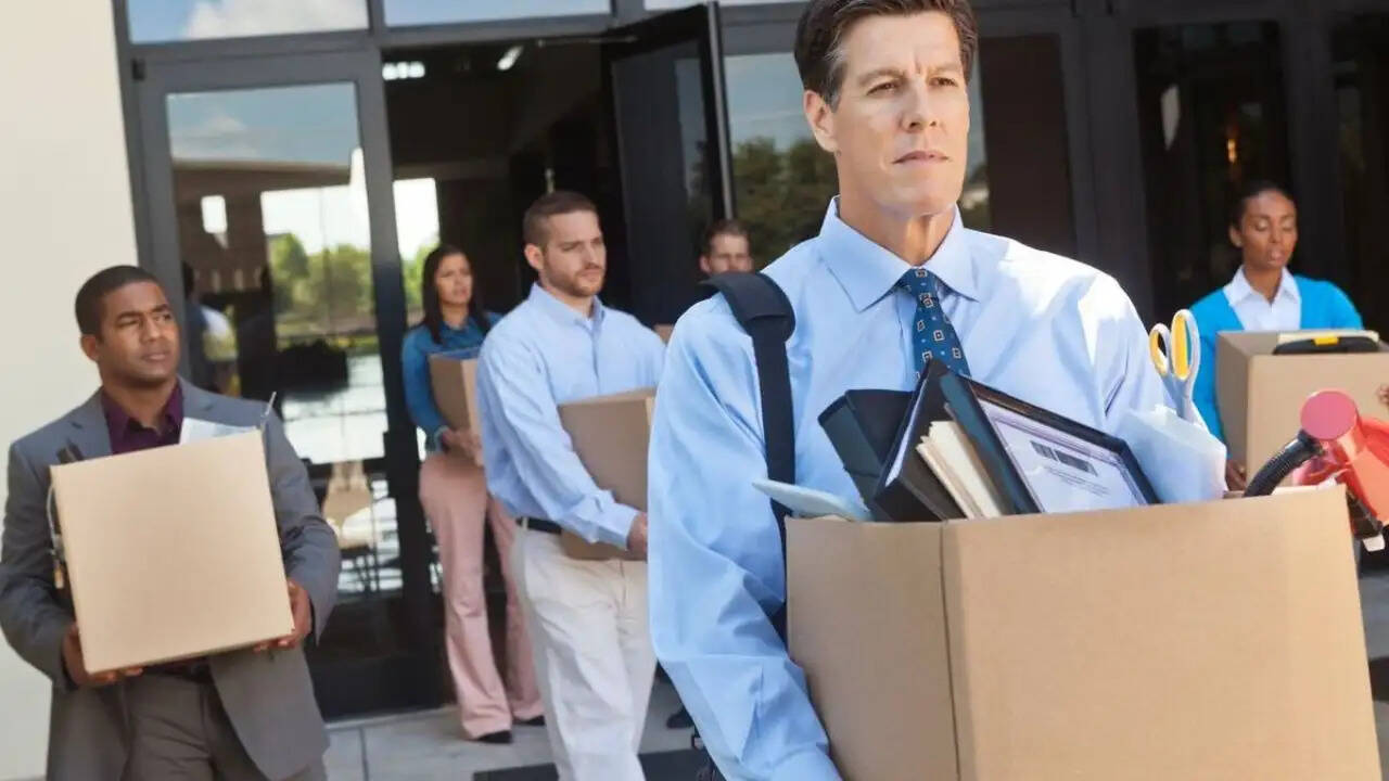 मेटा में रीस्ट्रक्चरिंग: 200 कर्मचारियों की छंटनी की तैयारी