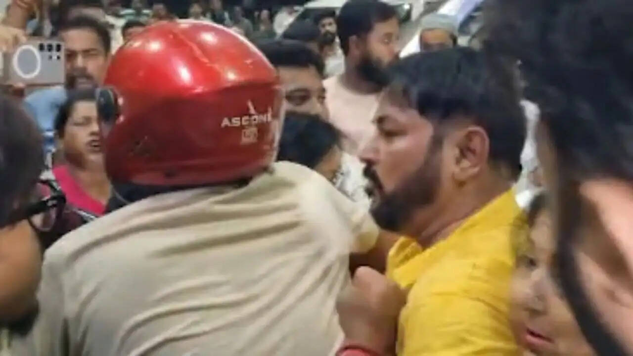 कोलकाता एयरपोर्ट पर अभिषेक बनर्जी का स्वागत: टीएमसी और भाजपा समर्थकों के बीच झड़प