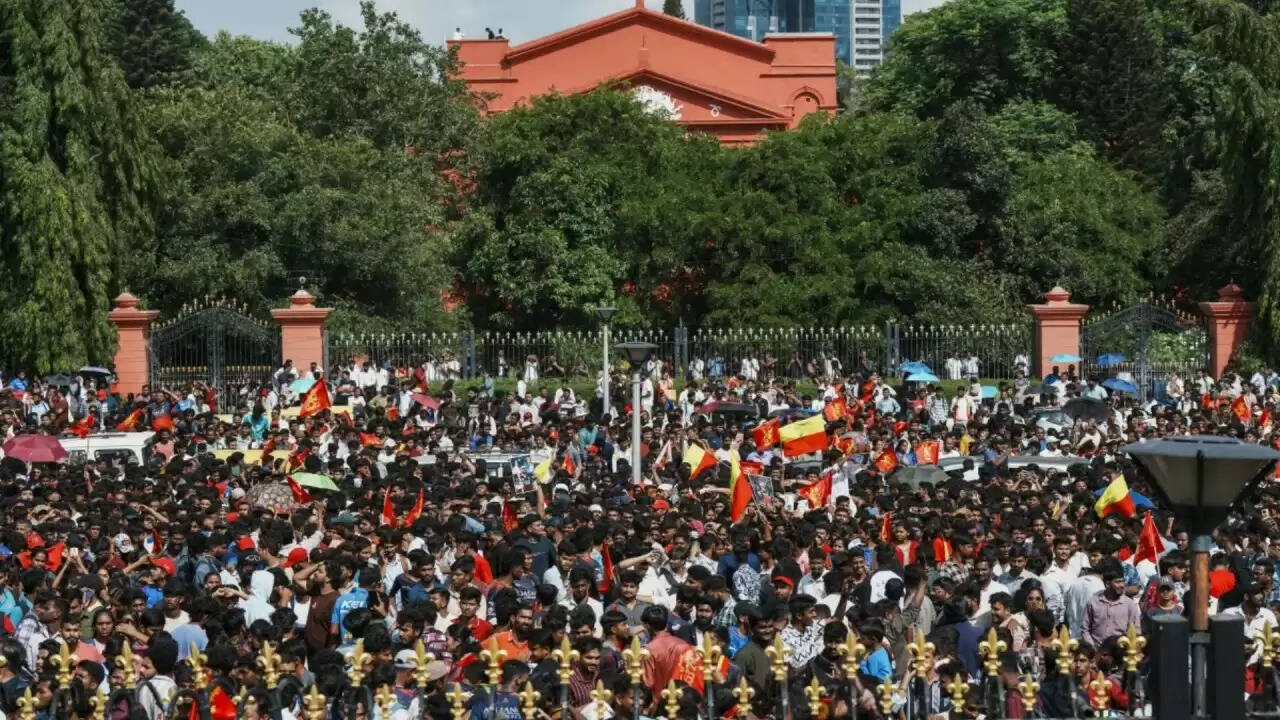बेंगलुरु में भगदड़: कर्नाटक हाईकोर्ट ने लिया स्वतः संज्ञान, 11 की मौत