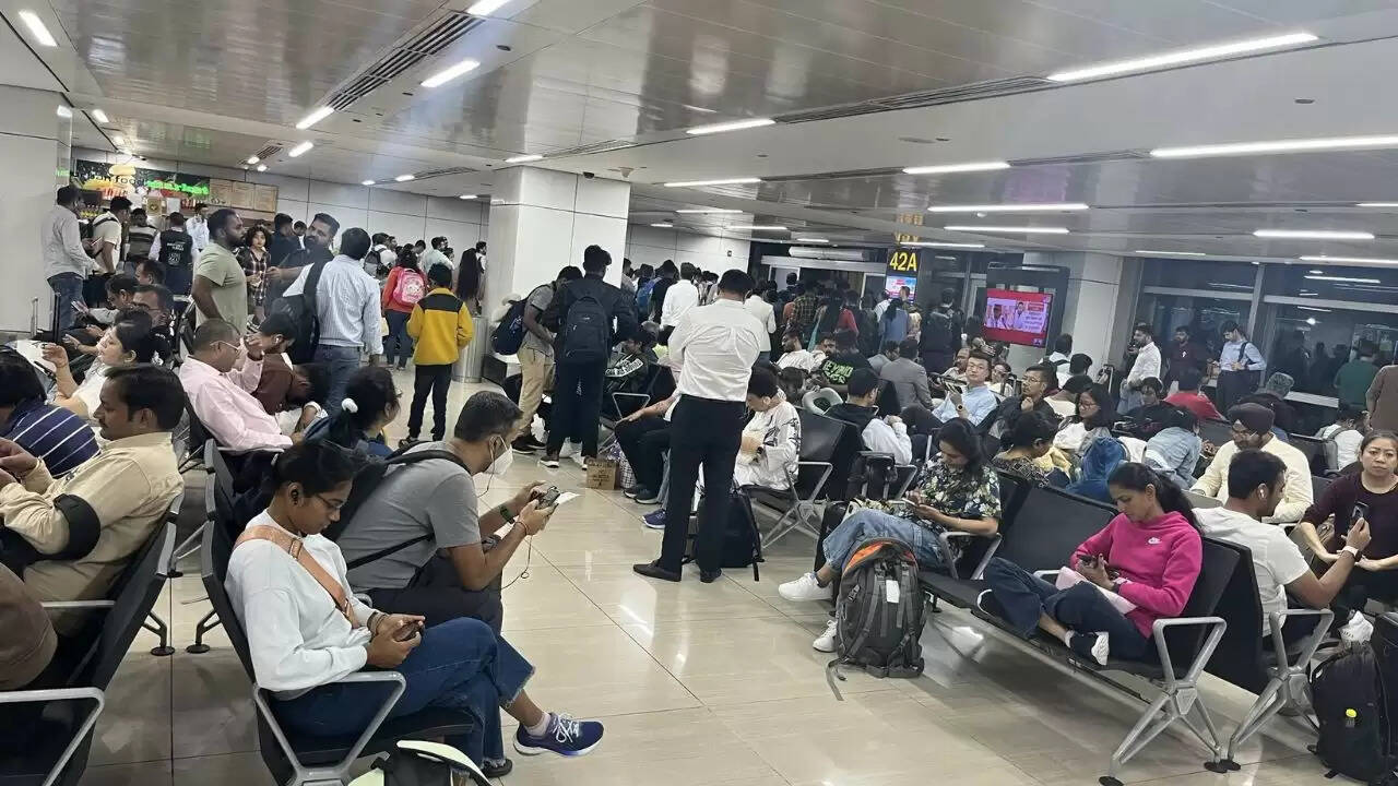 दिल्ली एयरपोर्ट पर तकनीकी गड़बड़ी: उड़ानें अब सामान्य हो रही हैं