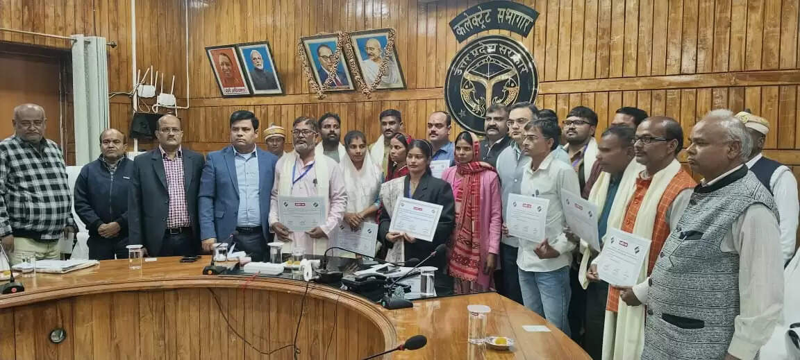 बहराइच में मतदाता सूची के पुनरीक्षण में बीएलओ का सराहनीय कार्य