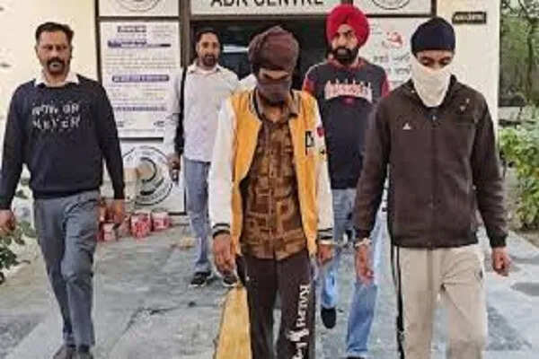 फाजिल्का में क्रॉस-बॉर्डर हथियार तस्करी का भंडाफोड़, दो गिरफ्तार