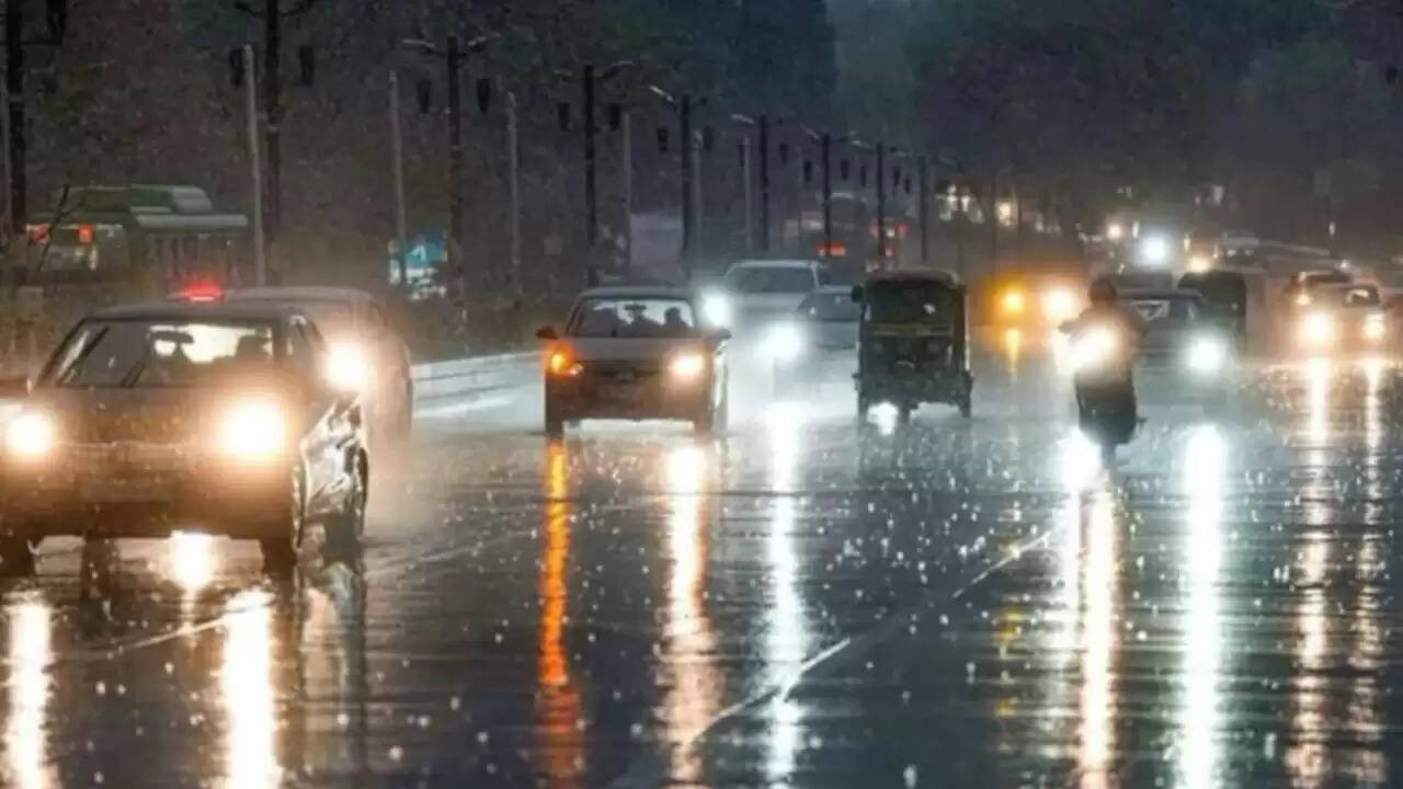 दिल्ली में भारी बारिश के बीच मौसम विभाग ने जारी किया रेड अलर्ट