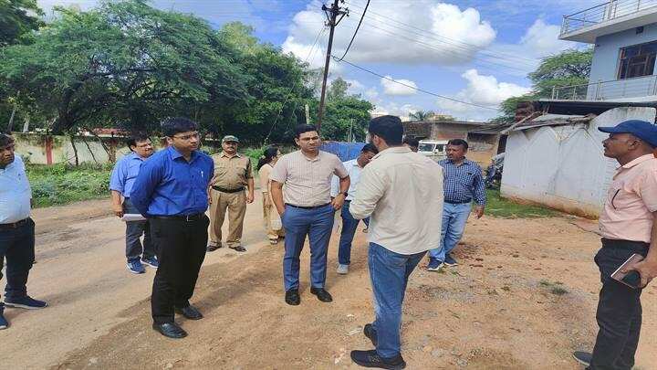 ग्वालियरः टेकनपुर में ग्रे वाटर प्लांट एवं कचरा प्रबंधन के संबंध में सीईओ ने किया भ्रमण
