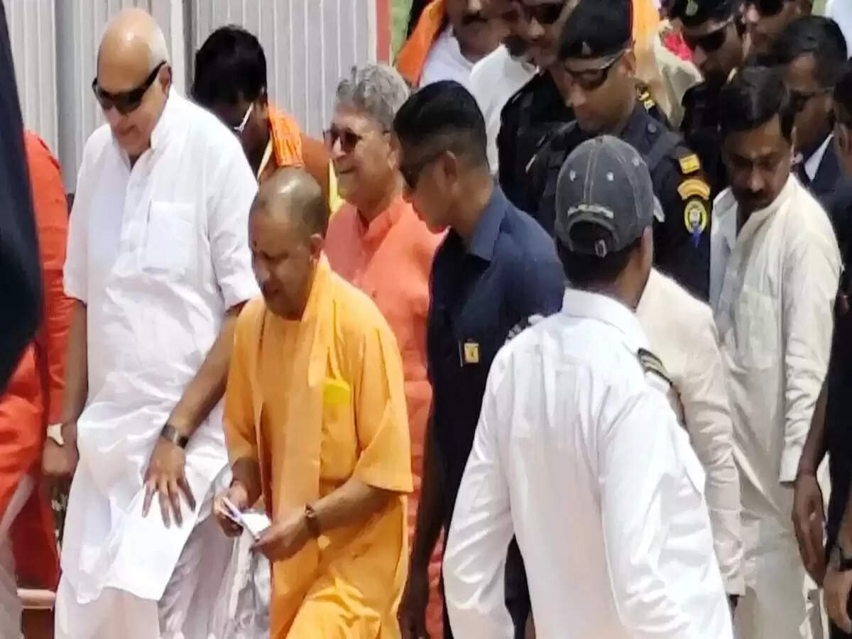 योगी आदित्यनाथ का अयोध्या दौरा: पूरक मंदिरों की प्राण प्रतिष्ठा और बजरंगबली के दर्शन