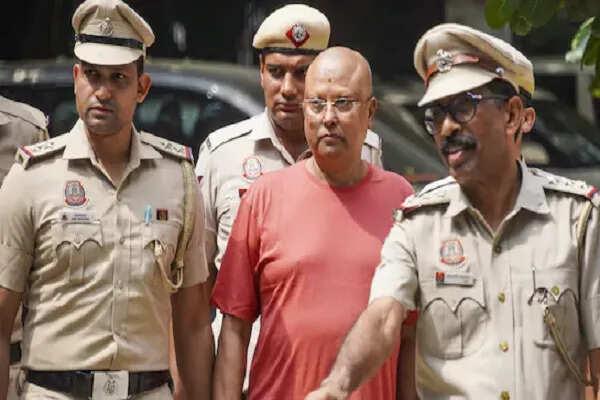 दिल्ली पुलिस ने चैतन्यानंद पर यौन शोषण के आरोपों में कसा शिकंजा