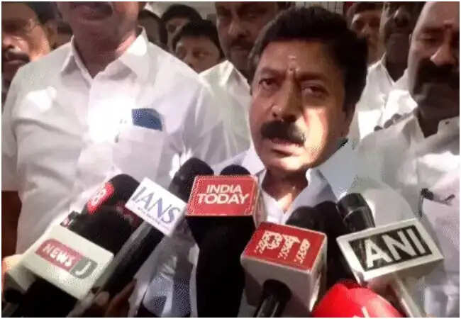तमिलनाडु में AIADMK पार्टी में विभाजन, 30 विधायकों ने TVK को दिया समर्थन