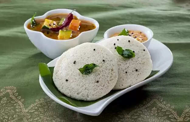 स्वादिष्ट रवा इडली और चटनी बनाने की सरल विधि