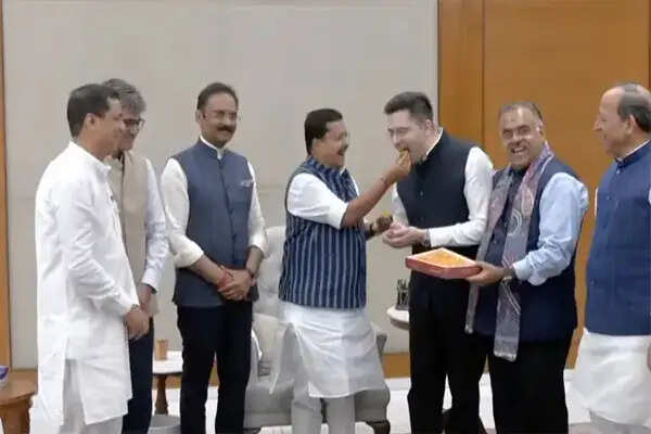 राघव चड्ढा और अन्य सांसदों का बीजेपी में शामिल होना: आम आदमी पार्टी के लिए संकट