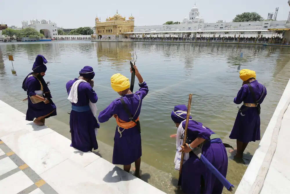 गुरु अर्जुन देव की शहादत: सिख धर्म में परिवर्तन का एक नया अध्याय