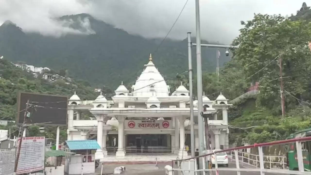 माता वैष्णो देवी यात्रा अस्थायी रूप से रुकी: जानें कारण और अगली तारीख