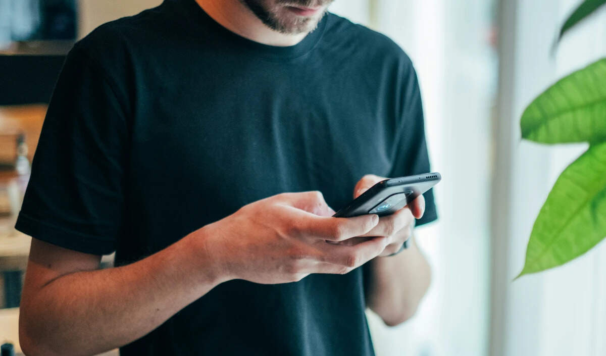 फोन की परफॉर्मेंस बढ़ाने के लिए बैकग्राउंड एप्स को क्लोज करने की सही विधि