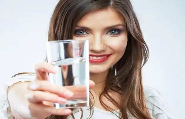 सिरदर्द से राहत पाने के लिए सुबह पानी पीने के फायदे