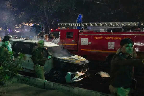 दिल्ली में लाल किले के पास भीषण कार धमाका, 8 की मौत