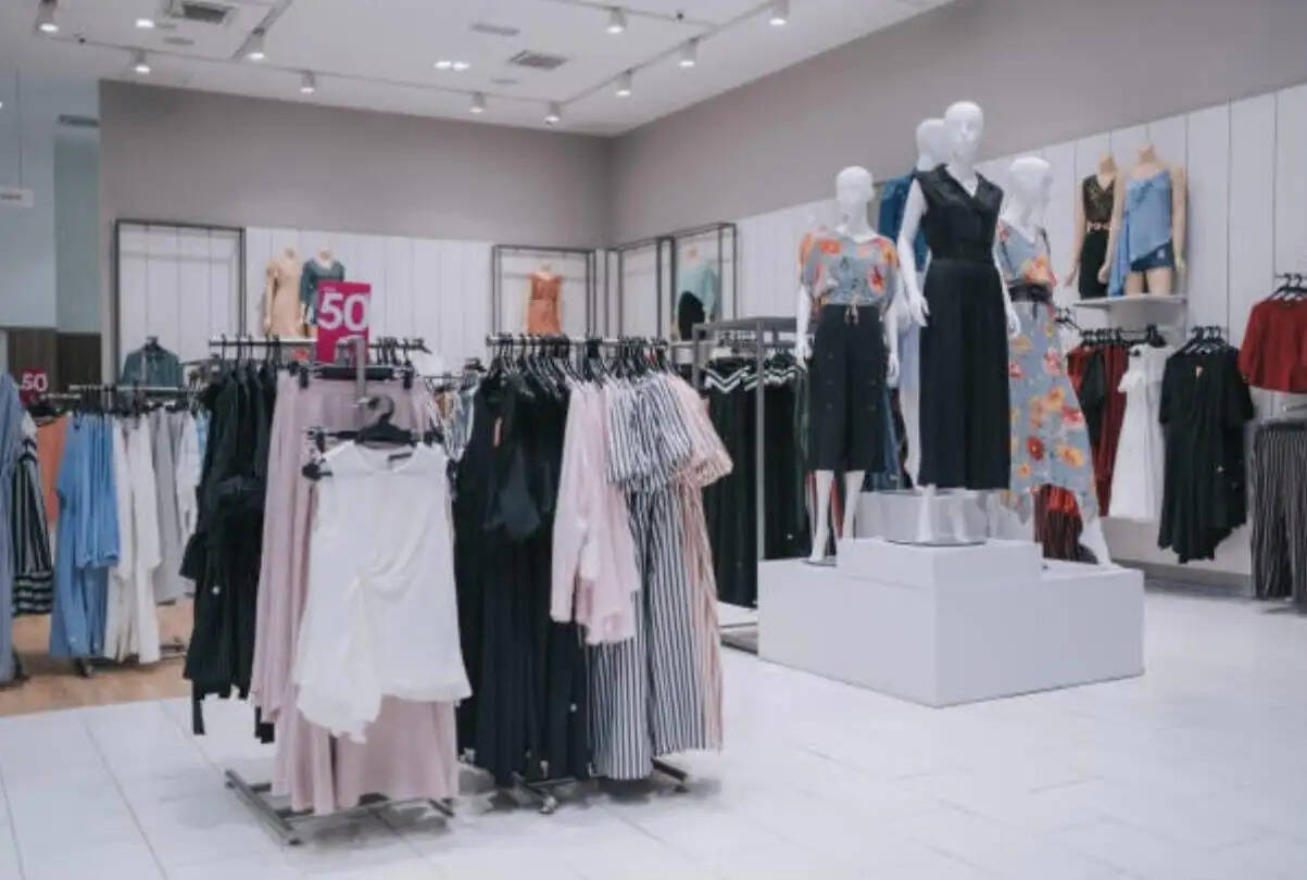 फागुन की आहट के साथ स्वदेशी परिधानों की बढ़ी मांग, होली बाजार में खादी-कुर्ता की डिमांड