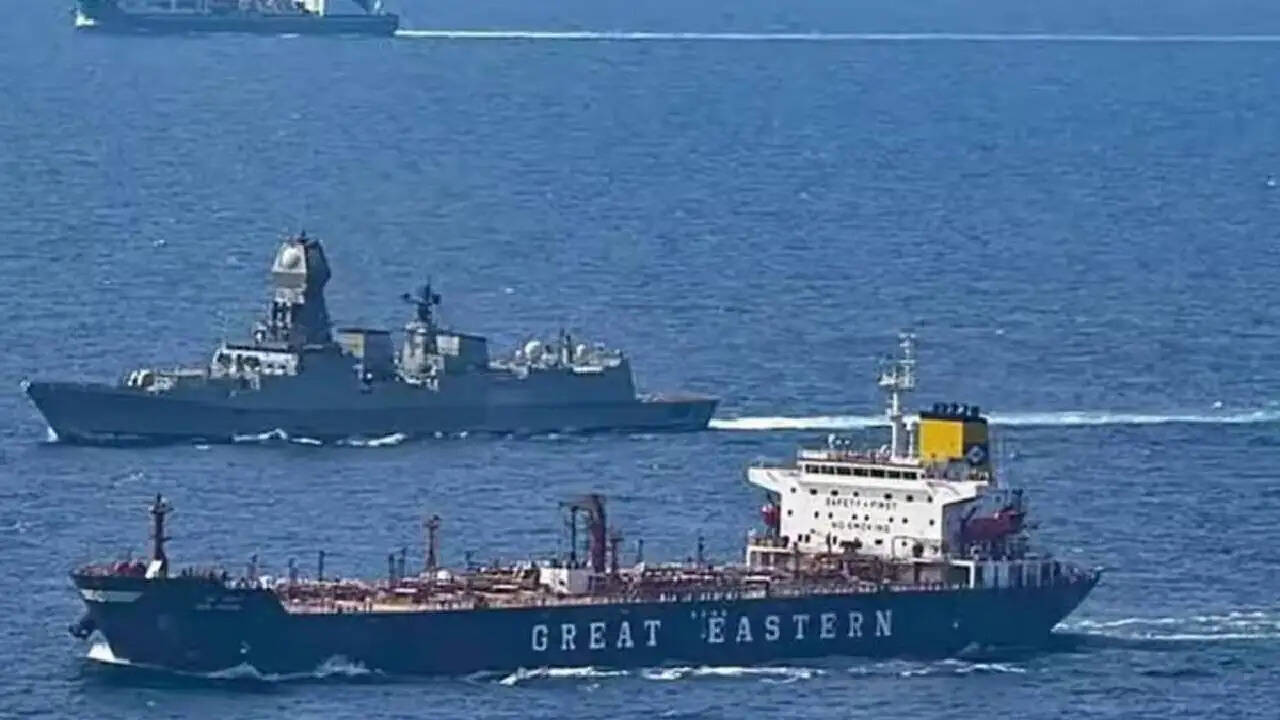 भारत के लिए राहत: होर्मुज स्ट्रेट से गुजर रहा है भारतीय जहाज 'शिवालिक'