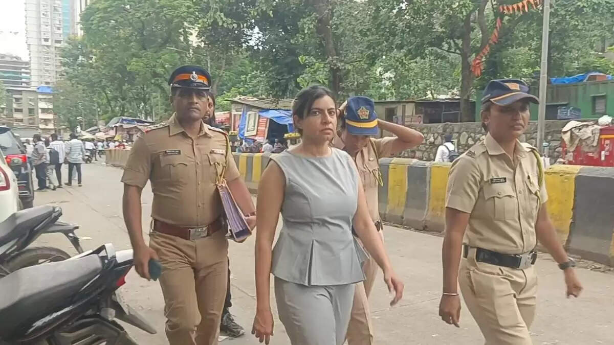 मुंबई में एक करोड़ रुपये की रंगदारी मांगने वाली बैंक कर्मचारी गिरफ्तार