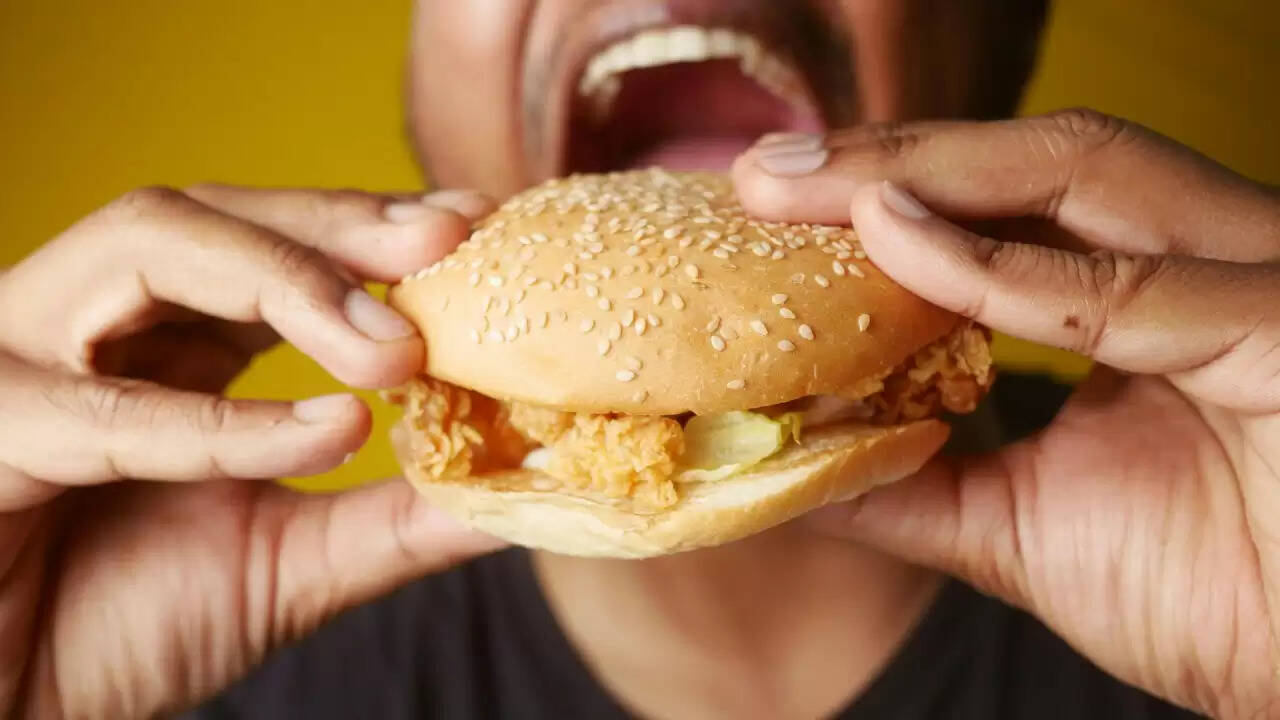 22 वर्षीय युवक की जान बर्गर निगलने के प्रयास में खतरे में