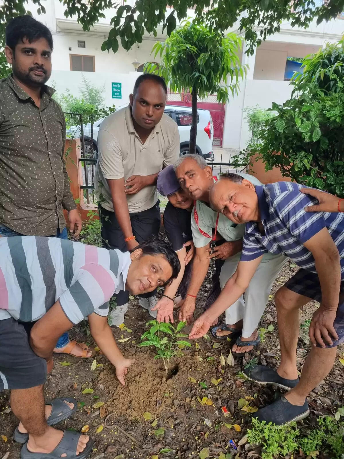 वृक्षारोपण कार्यक्रम में विराट खंड दो के स्वयंसेवकों ने किया योगदान