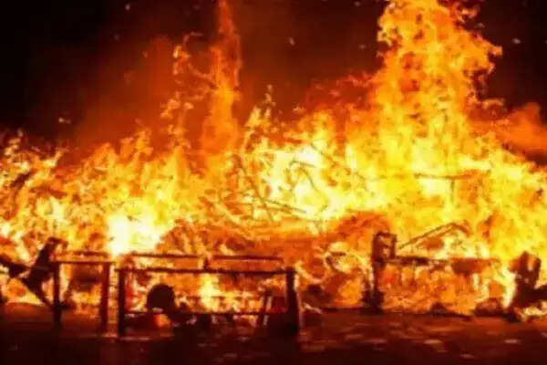 दिल्ली के रोहिणी में झुग्गियों में आग, एक परिवार के तीन सदस्य जिंदा जले