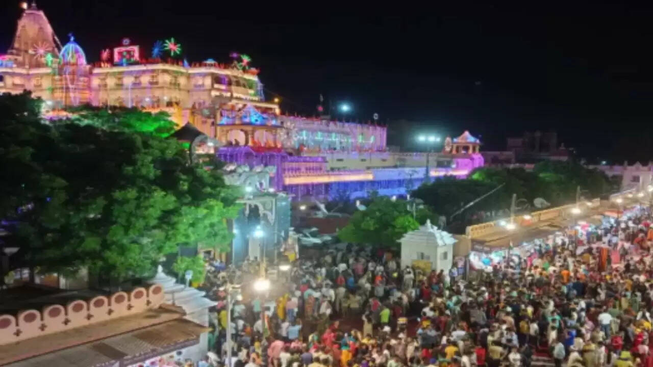 2025 में जन्माष्टमी का भव्य उत्सव: मथुरा और वृंदावन में श्रद्धालुओं की भीड़
