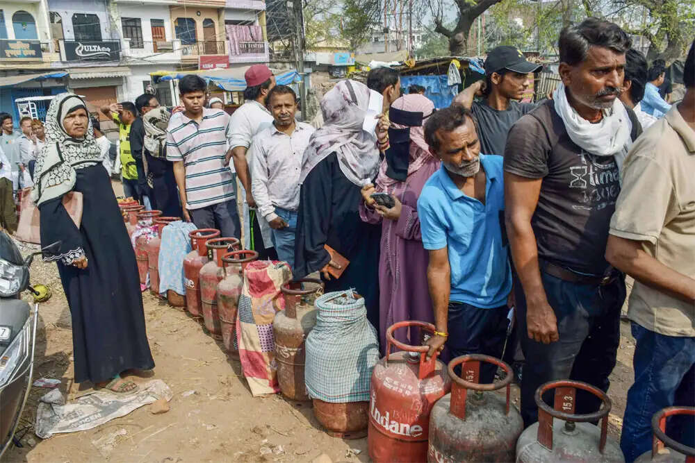 दिल्ली में रसोई गैस की कमी से निपटने के लिए वैकल्पिक ईंधन का उपयोग