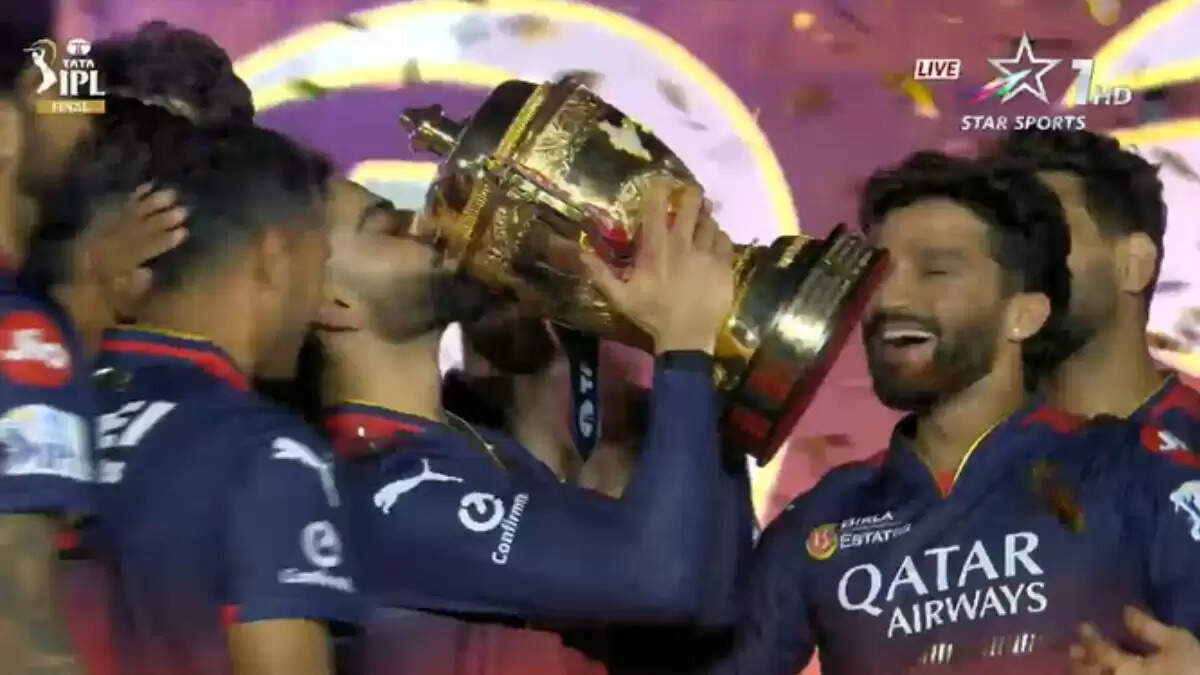 RCB ने 17 साल बाद जीती ट्रॉफी, कोहली और अनुष्का की भावुकता ने जीता दिल