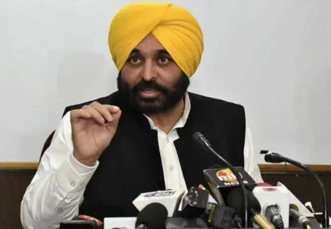 पंजाब की राजनीति में हलचल: भगवंत मान ने सांसदों पर कसा तंज