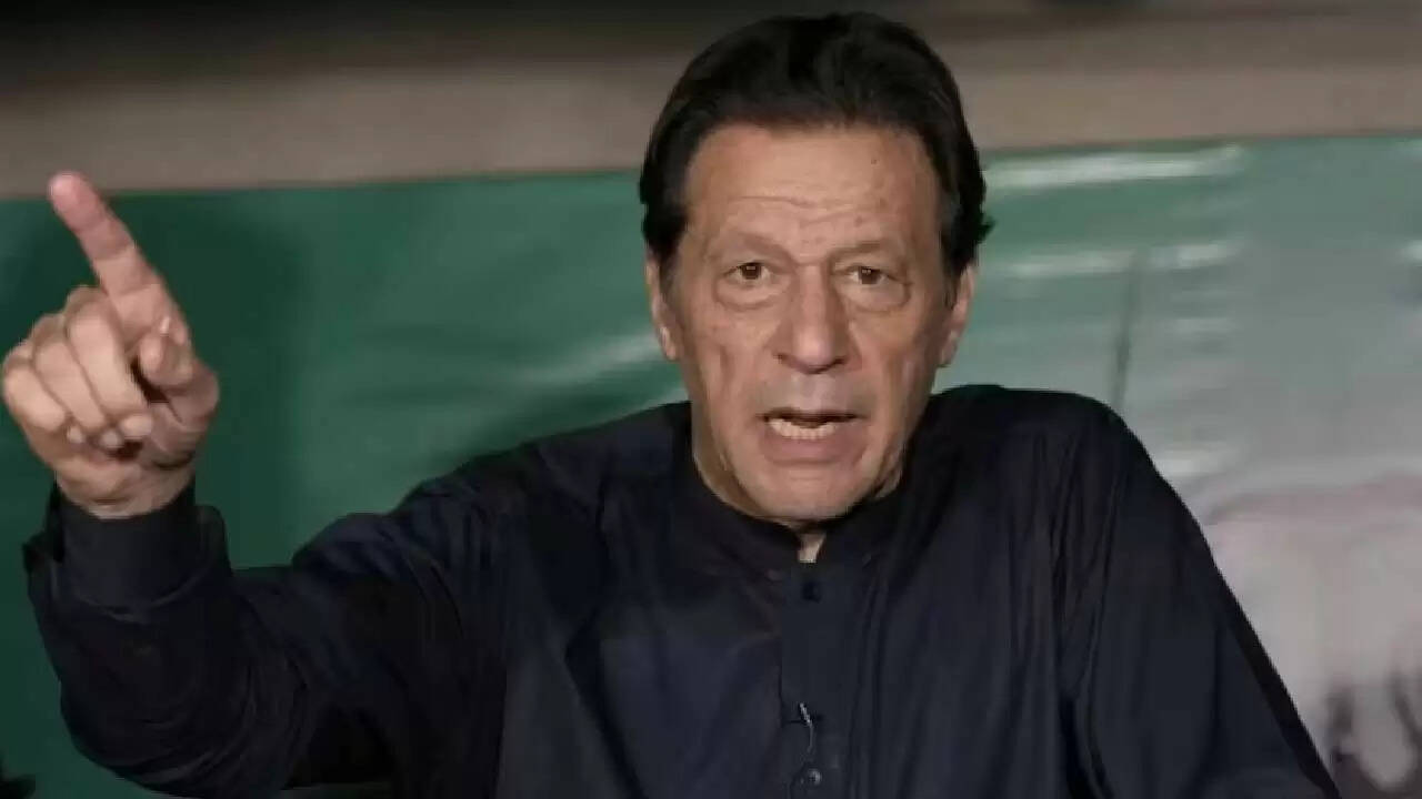 ब्रिटेन में शहजाद अकबर पर हमला: क्या है राजनीतिक साजिश का सच?