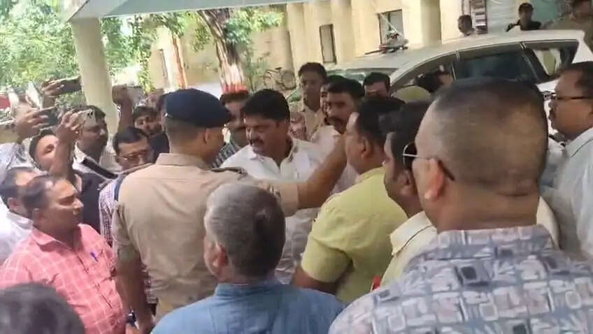 महराजगंज में पत्रकारों का पुलिस थानाध्यक्ष के खिलाफ प्रदर्शन