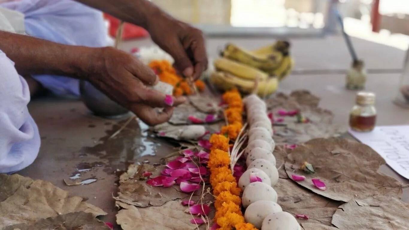पितृ तर्पण: अंगूठे से जल अर्पित करने का महत्व