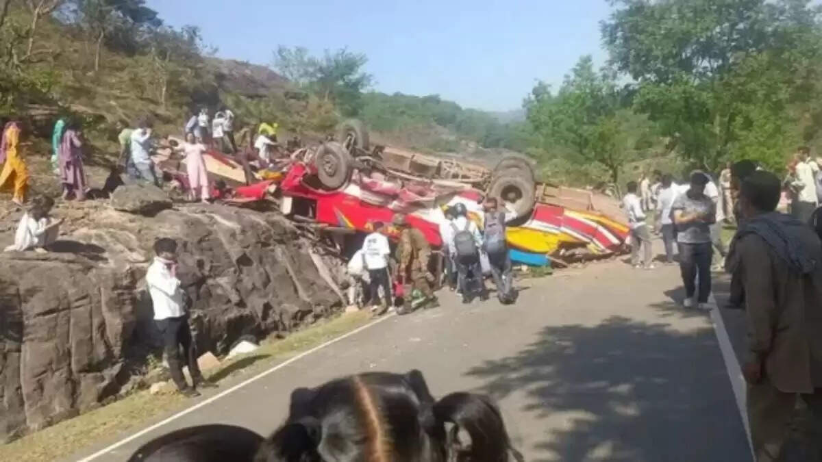 उधमपुर में बस पलटने से 10 लोगों की मौत, हादसे की जांच जारी