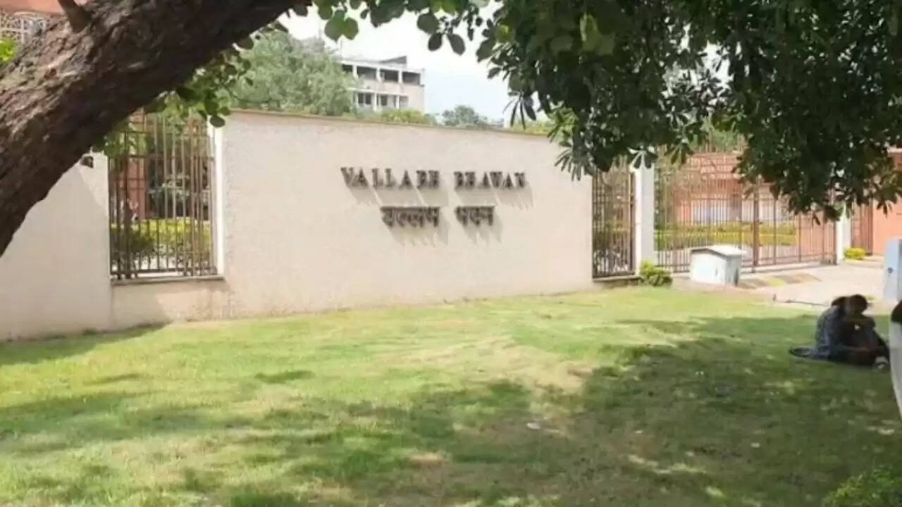 मध्य प्रदेश में वेतन घोटाला: 50,000 सरकारी कर्मचारियों को छह महीने से नहीं मिला वेतन