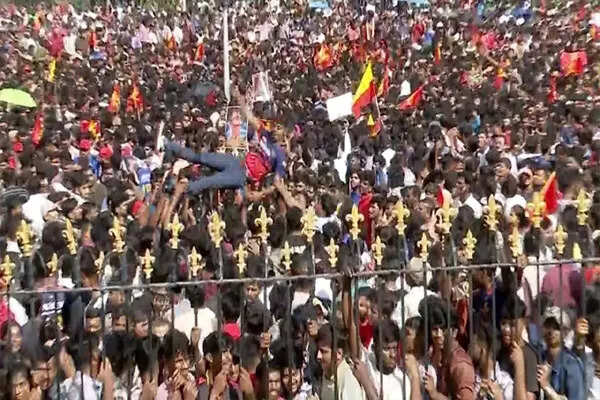 बेंगलुरु में चिन्नास्वामी स्टेडियम के पास भगदड़, 7 की मौत और 20 घायल