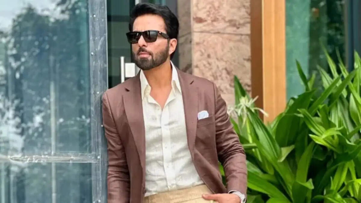 सोनू सूद ने दुबई में फंसे यात्रियों के लिए खोले दरवाजे, इंसानियत की मिसाल पेश की