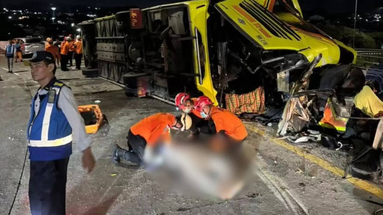 इंडोनेशिया में बस दुर्घटना में 16 लोगों की जान गई