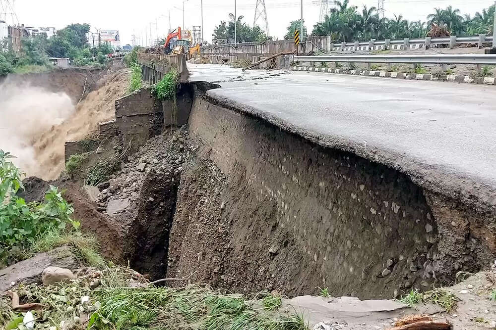 हिमाचल प्रदेश में बादल फटने से आई बाढ़ ने मचाई तबाही