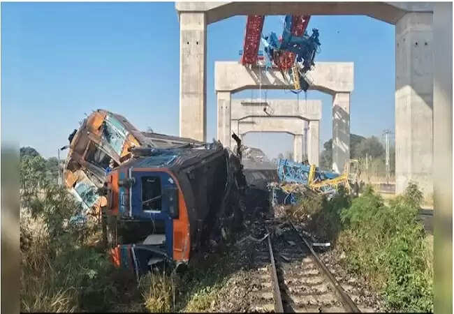 थाईलैंड में ट्रेन पर क्रेन गिरने से बड़ा हादसा, 22 की मौत