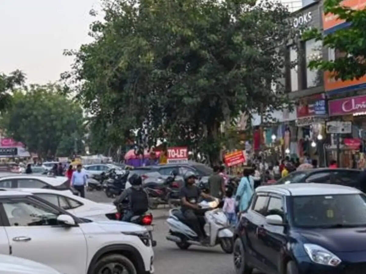 गुरुग्राम में ट्रैफिक जाम: बारिश से करोड़ों का नुकसान और कंपनियों का पलायन