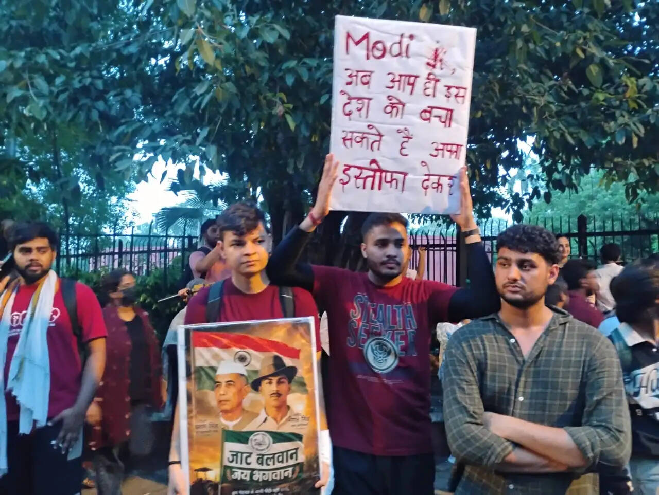 दिल्ली के जंतर-मंतर पर GenZ का अनोखा प्रदर्शन: गालियों के साथ उठी आवाज़ें