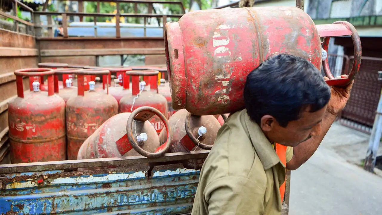 LPG सिलेंडर की बुकिंग अवधि बढ़ी, कीमतों में भी इजाफा