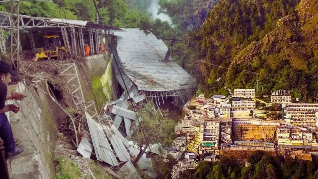 Vaishno Devi Landslide: श्रद्धालुओं की यात्रा में आई बाधा, 34 की मौत