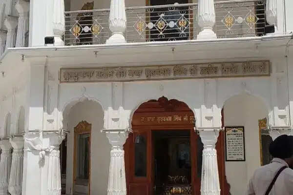 अमृतसर में स्वर्ण मंदिर परिसर में बेअदबी की कोशिश, युवक गिरफ्तार