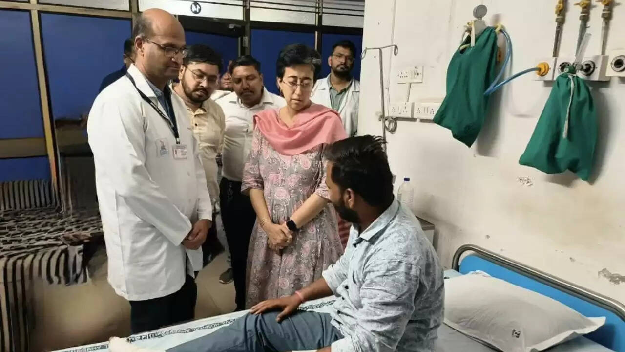 दिल्ली की पूर्व मंत्री आतिशी ने एयर इंडिया हादसे के पीड़ितों से की मुलाकात, विजय रूपाणी को दी श्रद्धांजलि