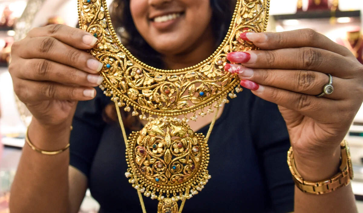 सोने और चांदी की कीमतों में गिरावट: बाजार की स्थिति का विश्लेषण