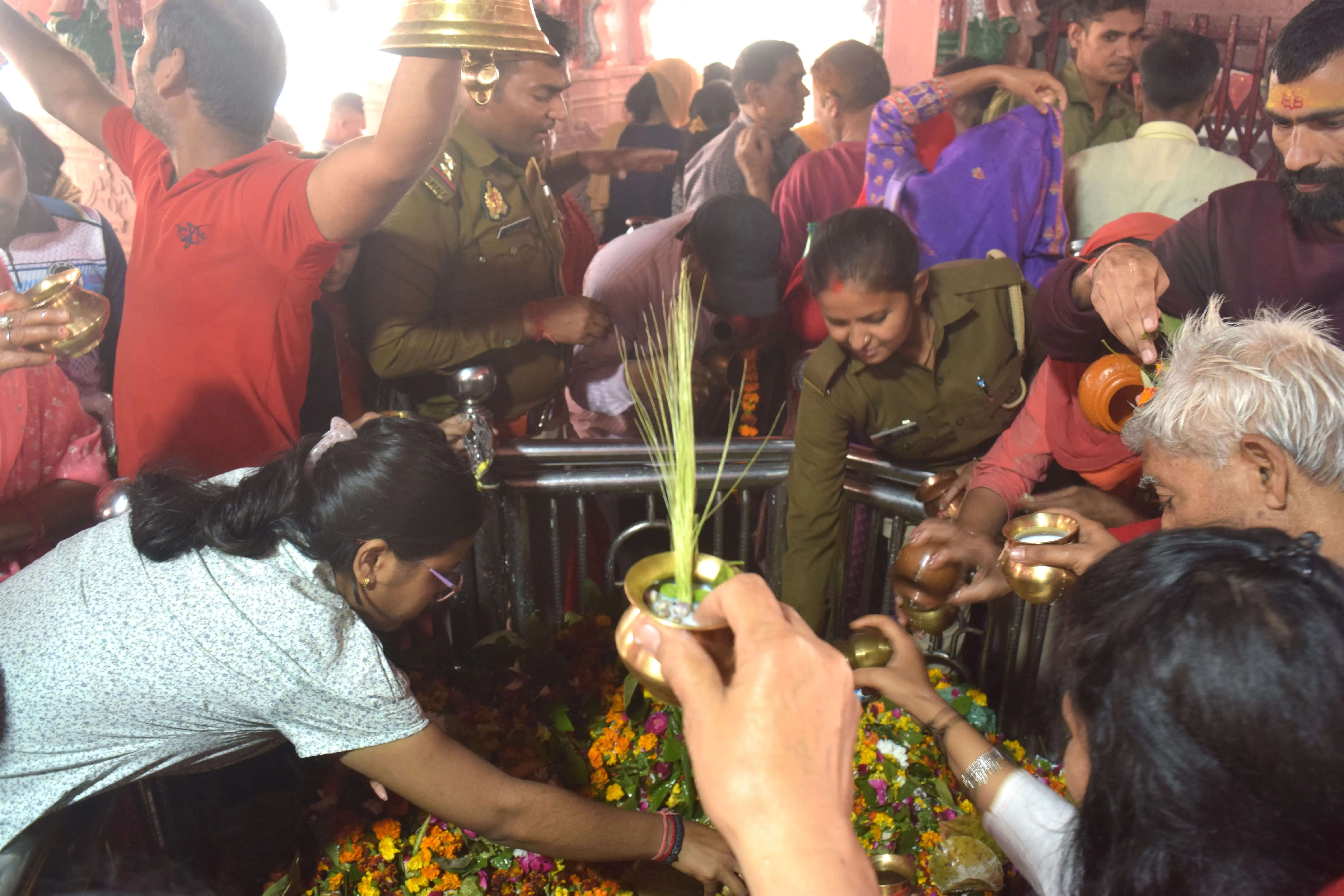 प्रयागराज के शिवकुटी में स्थित शिव मन्दिर में पूजा अर्चना के लिये लगी श्रद्वालुओं की भीड़