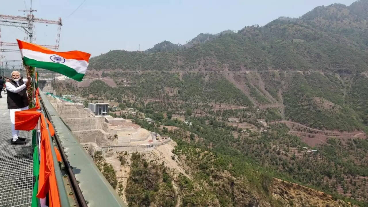प्रधानमंत्री मोदी ने चिनाब ब्रिज का उद्घाटन किया: कश्मीर को मिला नया रेल संपर्क
