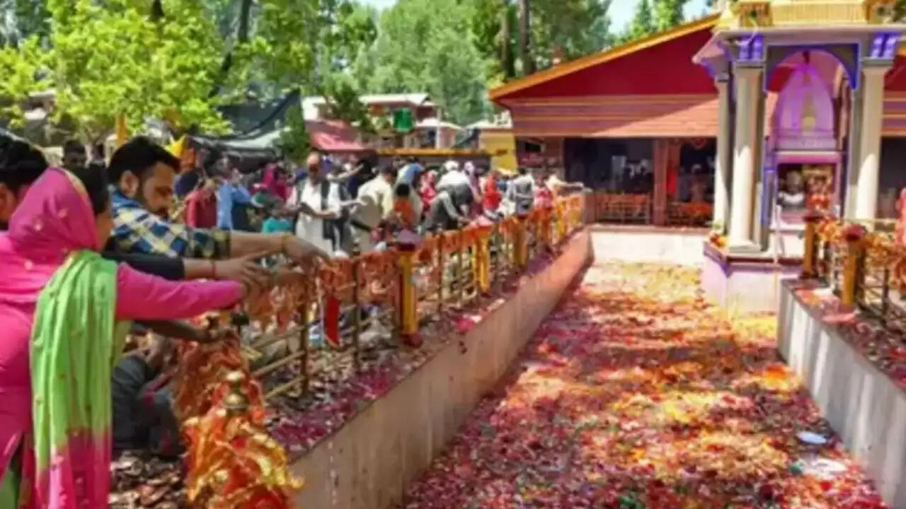 खीर भवानी मंदिर में श्रद्धालुओं की उमड़ी भीड़, आतंक के साए में भी कायम है आस्था