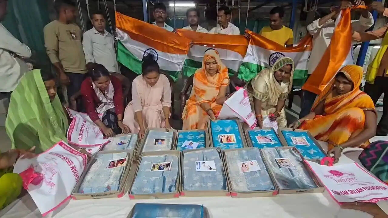 वाराणसी में क्रिकेट प्रेम का अनोखा जश्न: विशेष साड़ियां तैयार