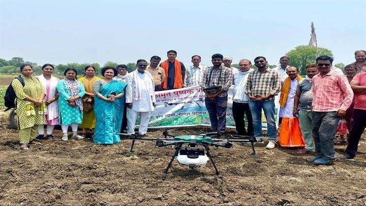 जबलपुरः किसानों की मौजूदगी में फसल पर ड्रोन से किया गया कीटनाशक का छिड़काव
